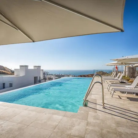 Апартаменты Penthouse Diamond - Private Pool, Terrace, Sea View, Gym & Bbq Фуэнхирола
